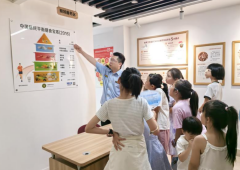教员一边示范“提、按、顿、挫”的运